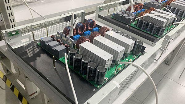 What is the working principle of a static reactive power generator?